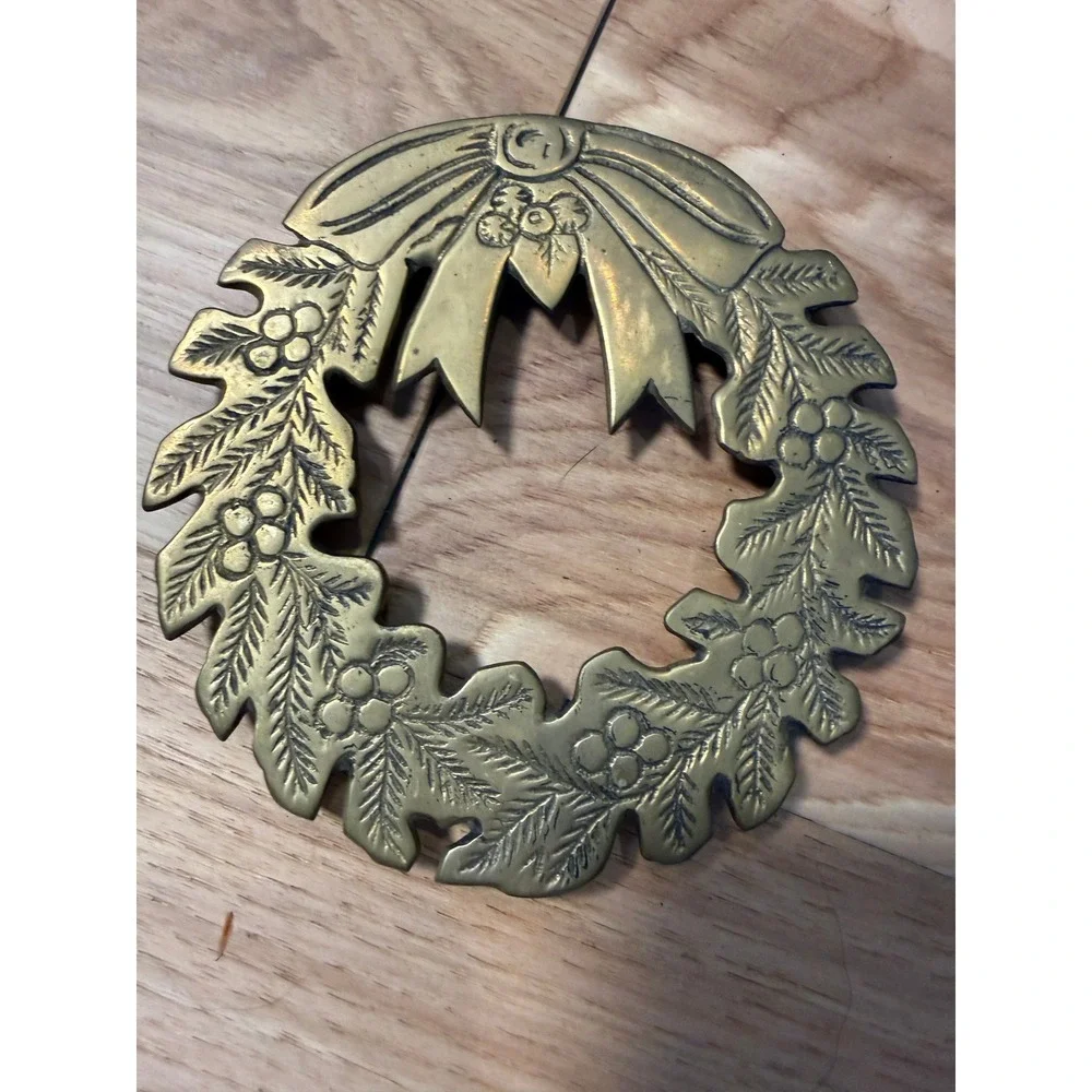 Vintage Brass Holiday Wreath Trivet Christmas Decor Gold Retro India 5.5in